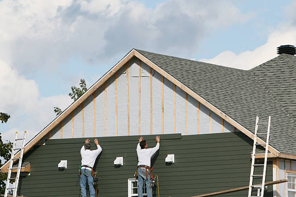 Professional Vinyl Siding technician working in Lakeview, OR